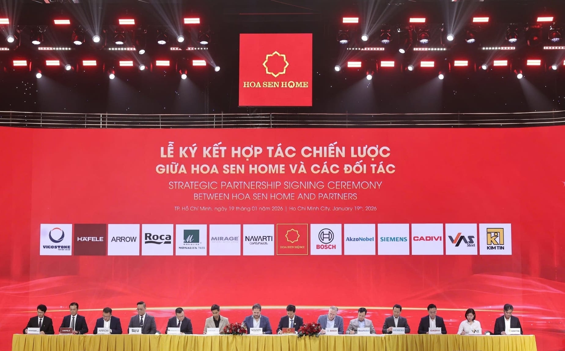 Hoa Sen Home firma accordi di cooperazione strategica con i suoi partner. Foto: HS. Hoa Sen Home ký kết hợp tác chiến lước với các đối tác. Ảnh: HS.