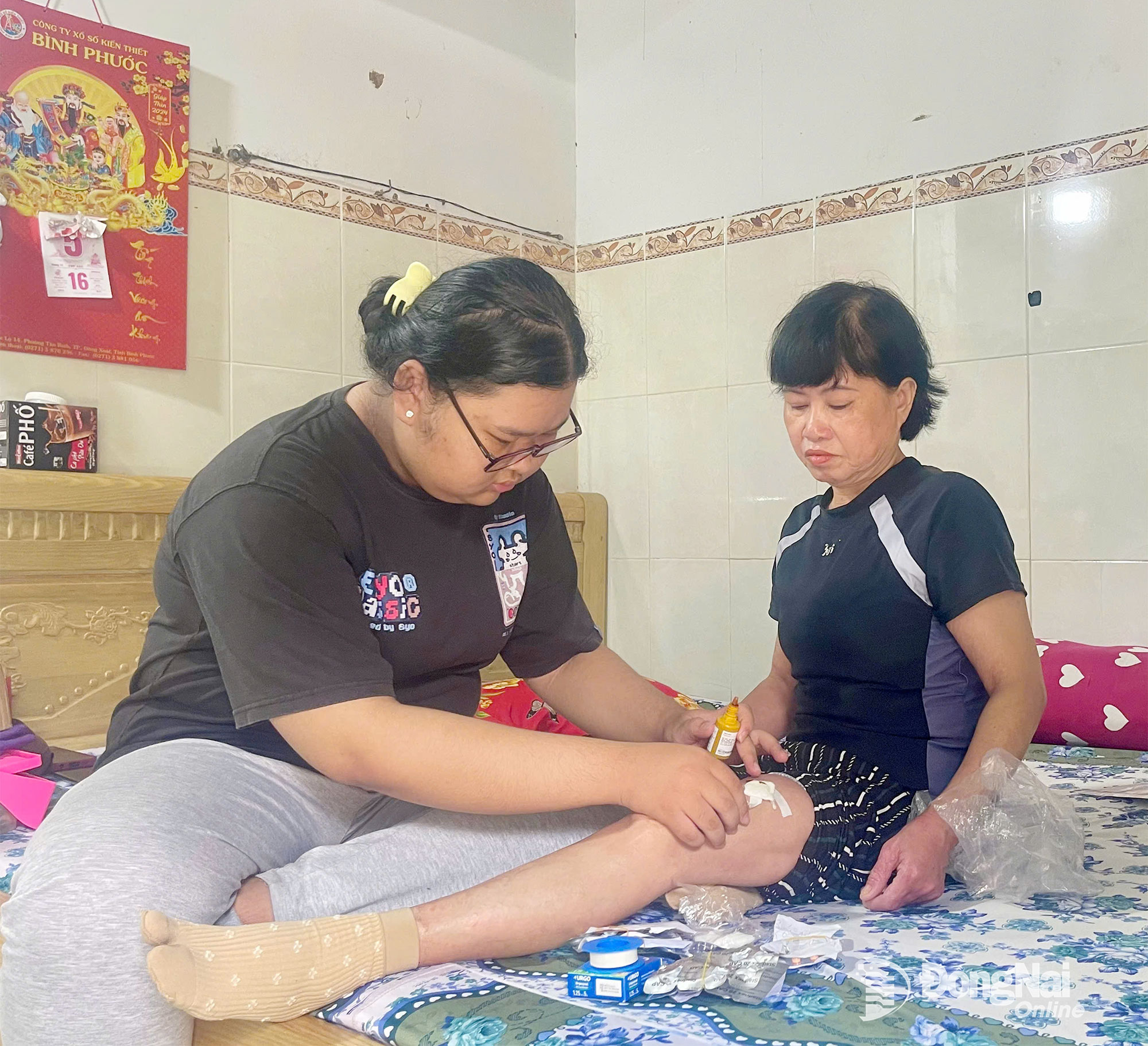 Bao đêm dài Tâm thức trắng, vừa ôn bài, vừa chăm sóc mẹ bên giường bệnh. Ảnh: Thu Hiền