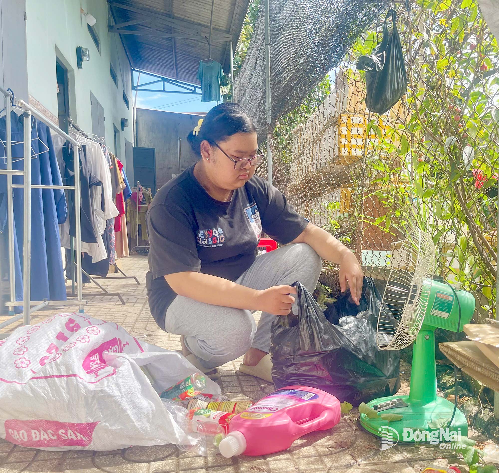 Ước mơ bước vào cánh cửa đại học đang dần khép lại... không phải vì Tâm thiếu ý chí, mà vì số tiền ít ỏi từ công việc đi lượm ve chai, chạy bàn thuê không thấm vào đâu so với khó khăn hiện tại. Ảnh: Thu Hiền