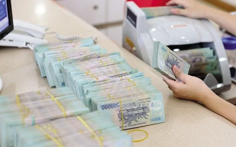 Aumentando i tassi di interesse, le banche attraggono depositi. Tăng lãi suất, các ngân hàng hút tiền gửi