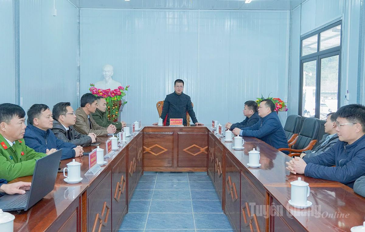Comrade Nguyen Trung Thu, Member of the Provincial Party Committee, Director of the Department of Foreign Affairs, extended New Year greetings to officials and people of Son Vi commune.