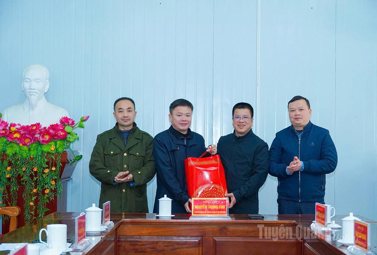 Comrade Nguyen Trung Thu, Member of the Provincial Party Committee, Director of the Department of Foreign Affairs, presented Tet gifts to Son Vi commune.