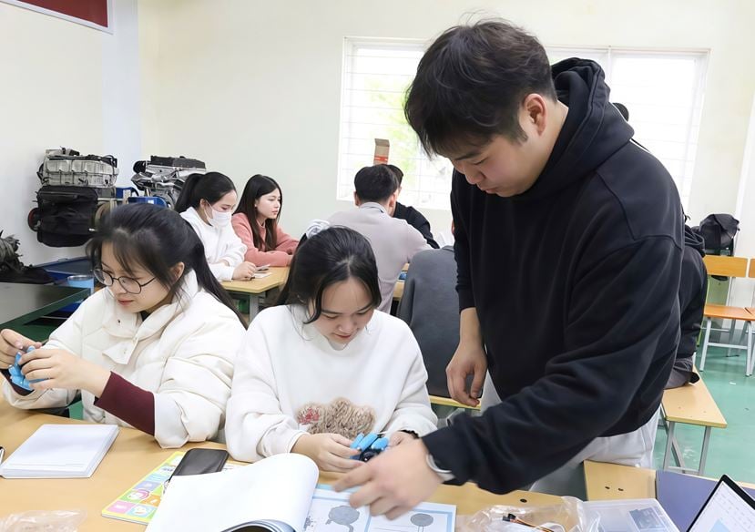 Giờ thực hành của sinh viên Trường Cao đẳng công nghệ Việt - Hàn Bắc Giang. Ảnh: Báo Bắc Ninh.