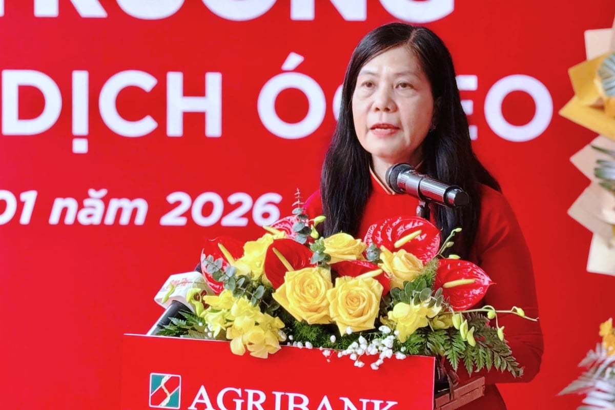 Frau Nguyen Thi Ai Thanh – Direktorin der Agribank Thoai Son-Filiale, Provinz An Giang, gratuliert zur Eröffnung des Oc Eo Transaction Office. Foto: Minh Khuong.