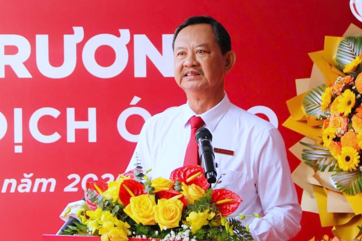 Herr Tran Van Soul, Direktor der Agribank-Filiale in An Giang, erläutert die zukünftigen Aktivitäten des Oc Eo Transaction Office. Foto: Minh Khuong.