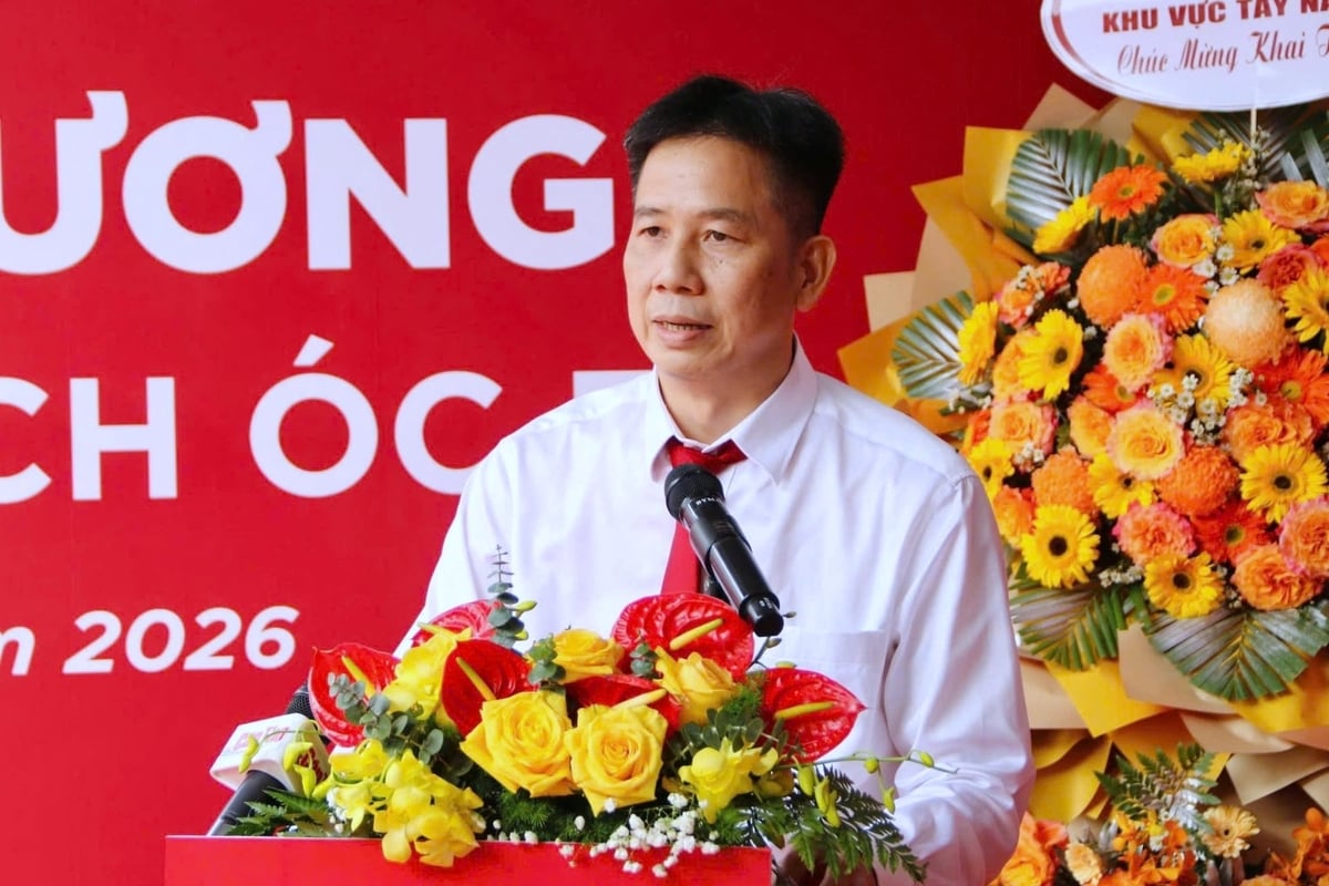 Herr Truong Hoang Hai, stellvertretender Leiter der Repräsentanz der Agribank in der Südwestregion, übermittelte dem Transaktionsbüro von Oc Eo seine Glückwünsche. Foto: Minh Khuong.
