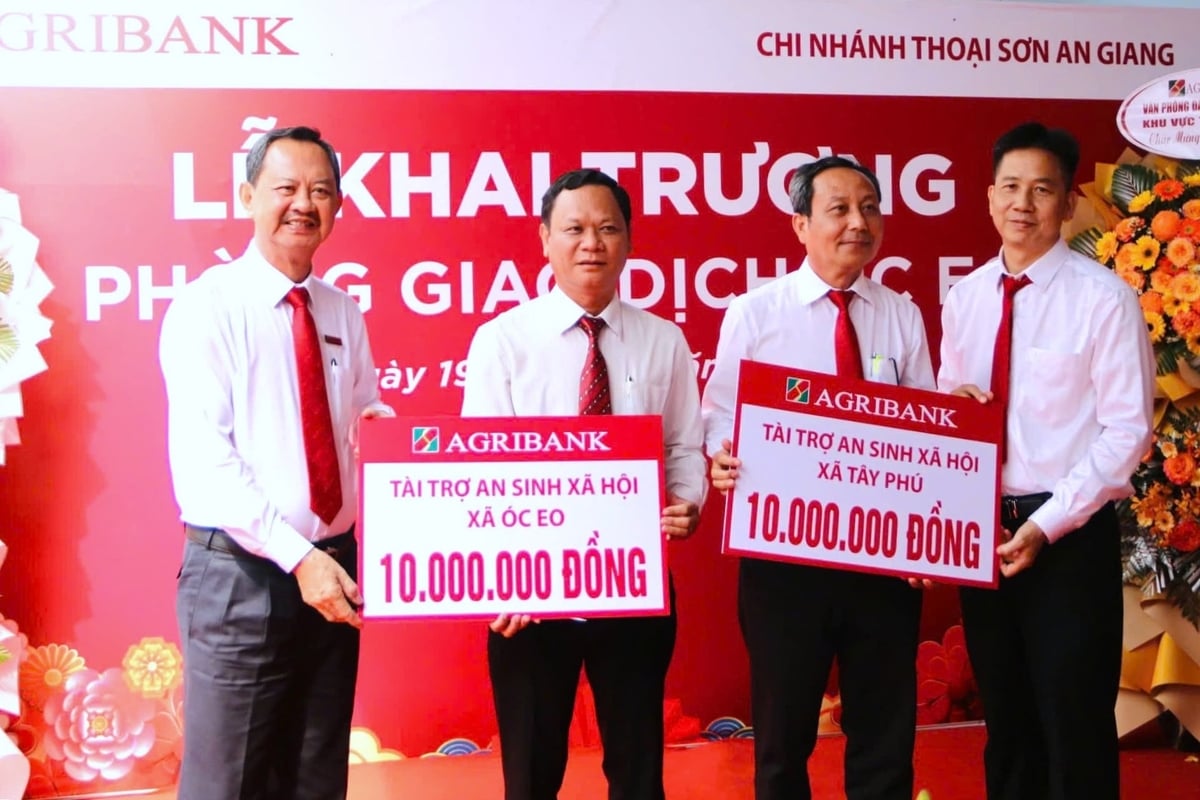 Vertreter der Agribank überreichen Sozialgeschenke an die beiden Gemeinden Oc Eo und Tay Phu. Foto: Minh Khuong.