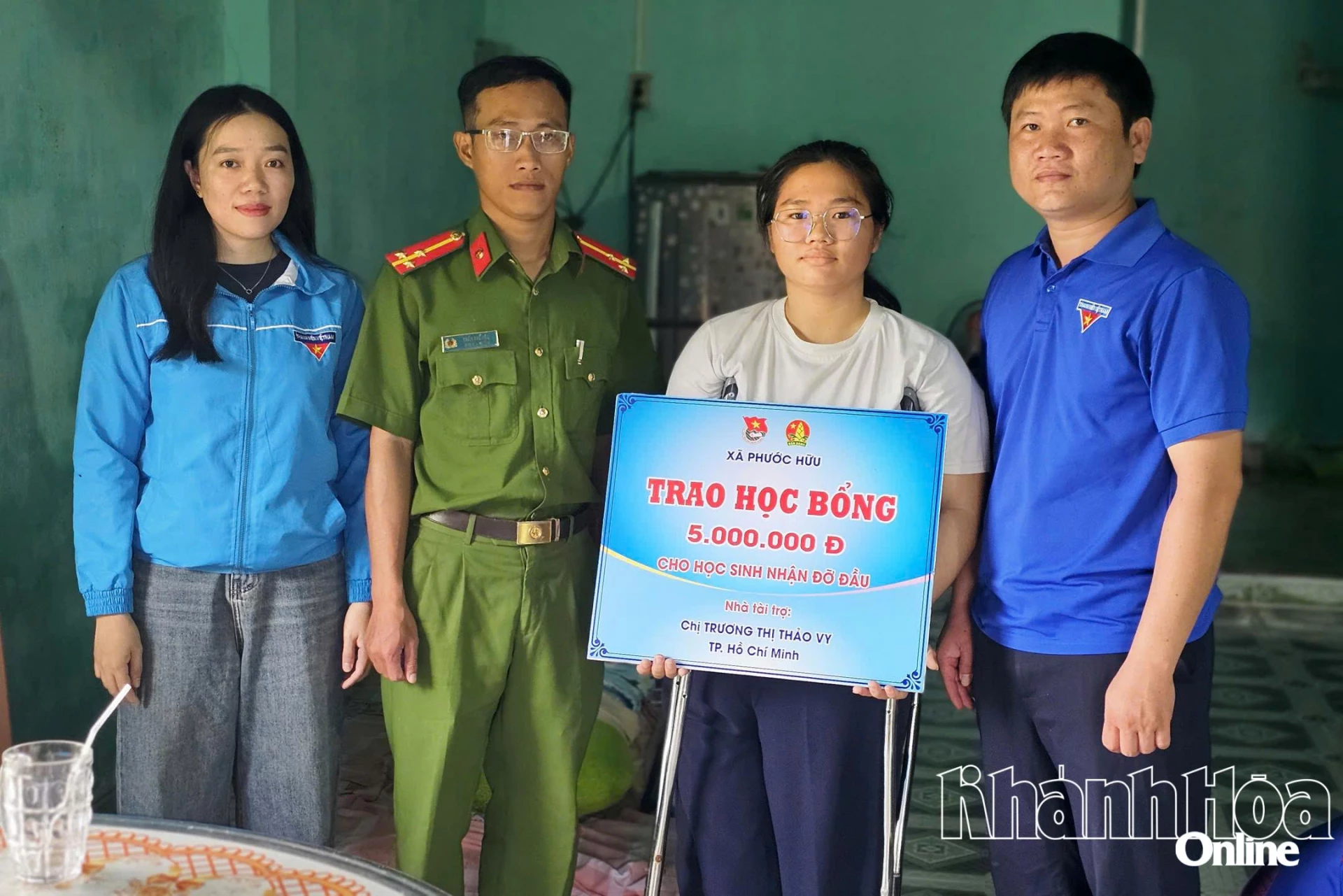 The Phuoc Huu Commune Youth Union awarded scholarships to students under their sponsorship program.