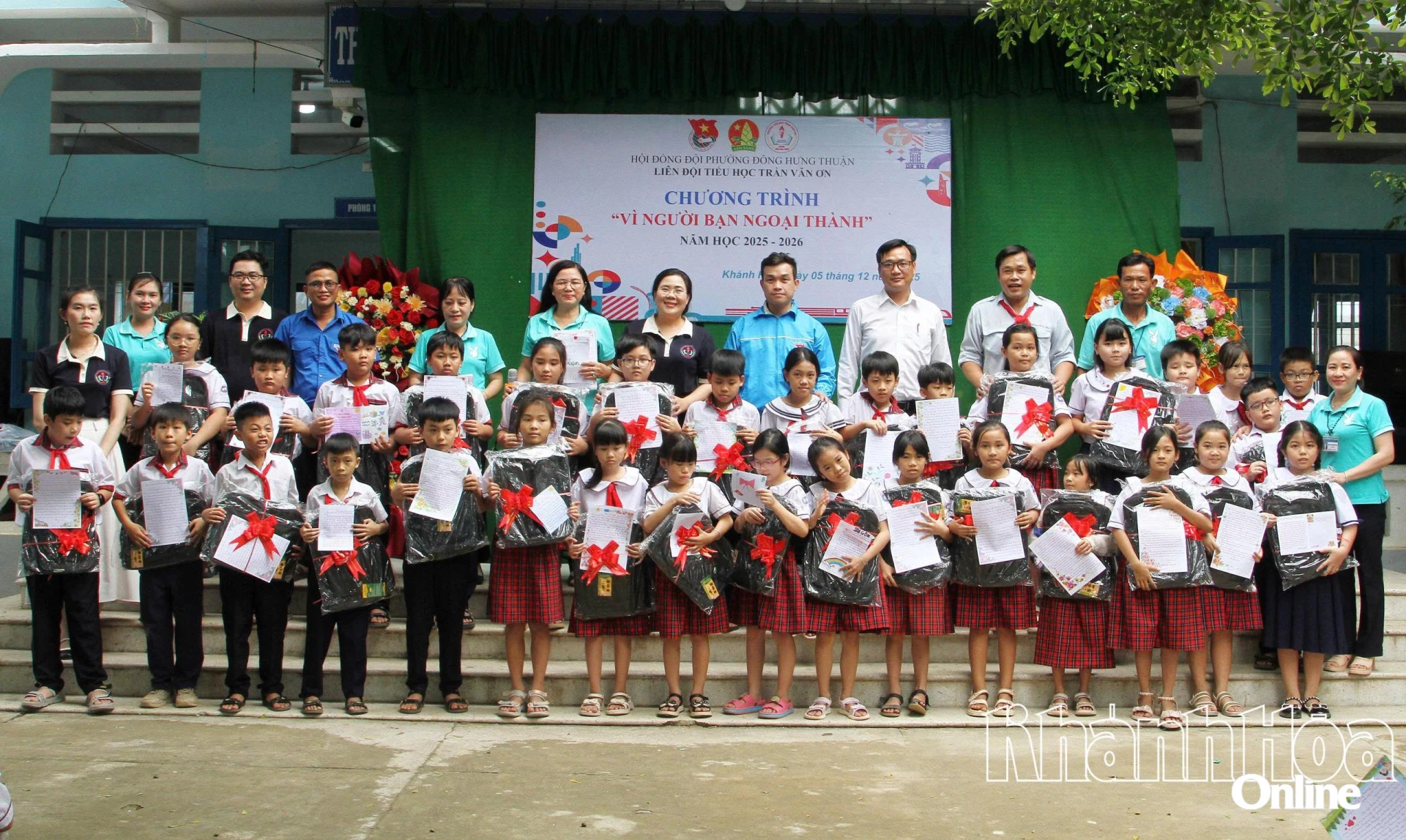 Leaders from Do Vinh 2 Primary School and Tran Van On Primary School (Ho Chi Minh City) presented gifts to students.