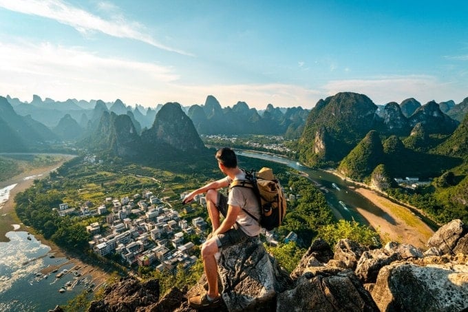 Turisté se checkují na vrcholu hory Lao Zhaishan v Yangshuo.