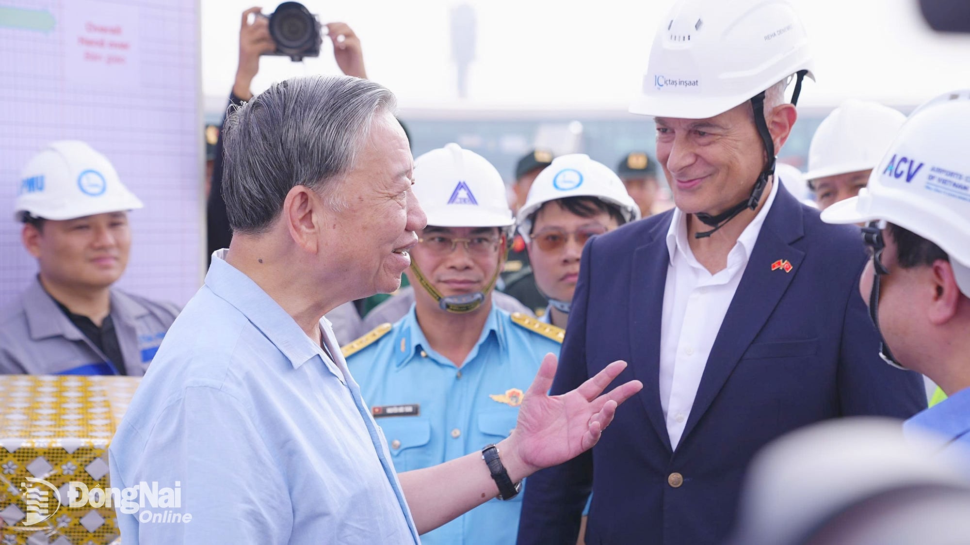Tổng Bí thư Tô Lâm trao đổi với đại diện các đơn vị thi công Dự án Cảng hàng không quốc tế Long Thành. Ảnh: C.T.V