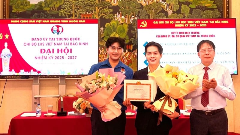 Anh Nguyên Hồng Phúc (bên trái) nhận giải thưởng Cuộc thi chính luận về bảo vệ nền tảng tư tưởng của Đảng do Bộ Ngoại giao tổ chức. (Ảnh do nhân vật cung cấp)