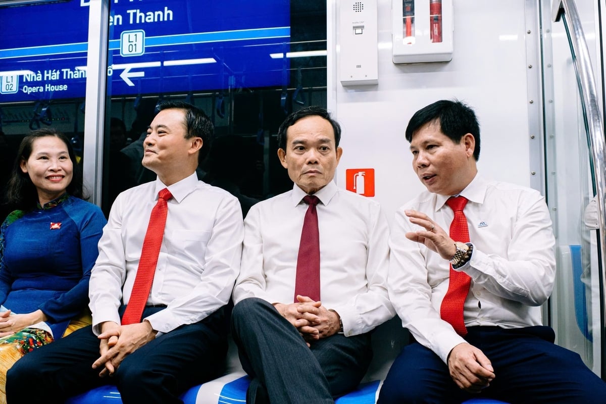 Bí thư Thành ủy TP.HCM Trần Lưu Quang thị sát tuyến metro trên địa bàn thành phố. Ảnh: TTO.