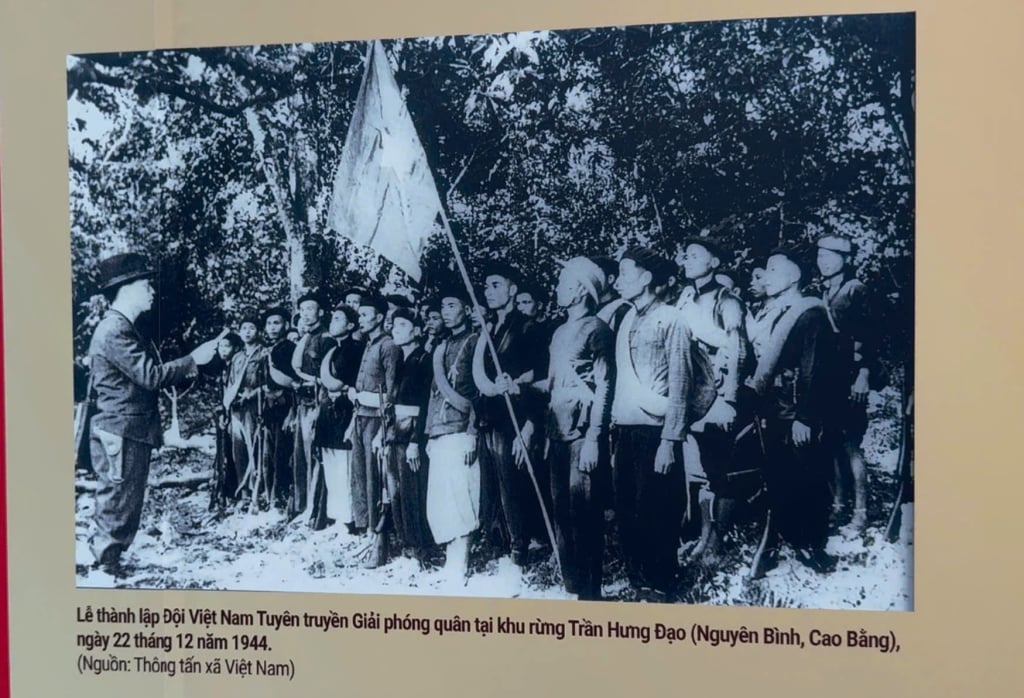 Hình ảnh Lễ thành lập Đội Việt Nam Tuyên truyền giải phòng quân thành lập ngày 22/12/1944 được trưng bày tại triển lãm.