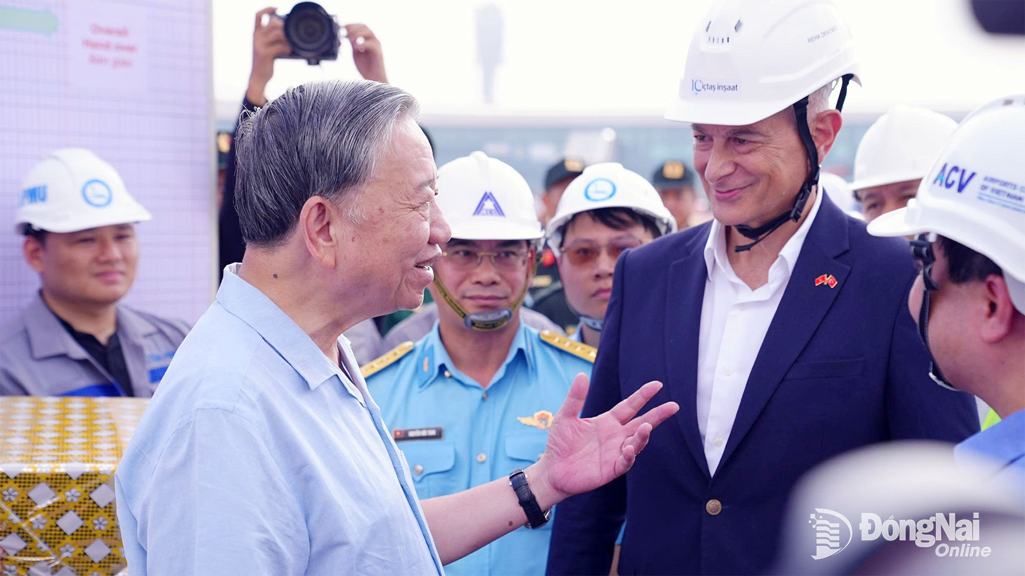 Generalsekretär To Lam führt Gespräche mit Vertretern der Bauunternehmen des internationalen Flughafenprojekts Long Thanh. Foto: CTV.