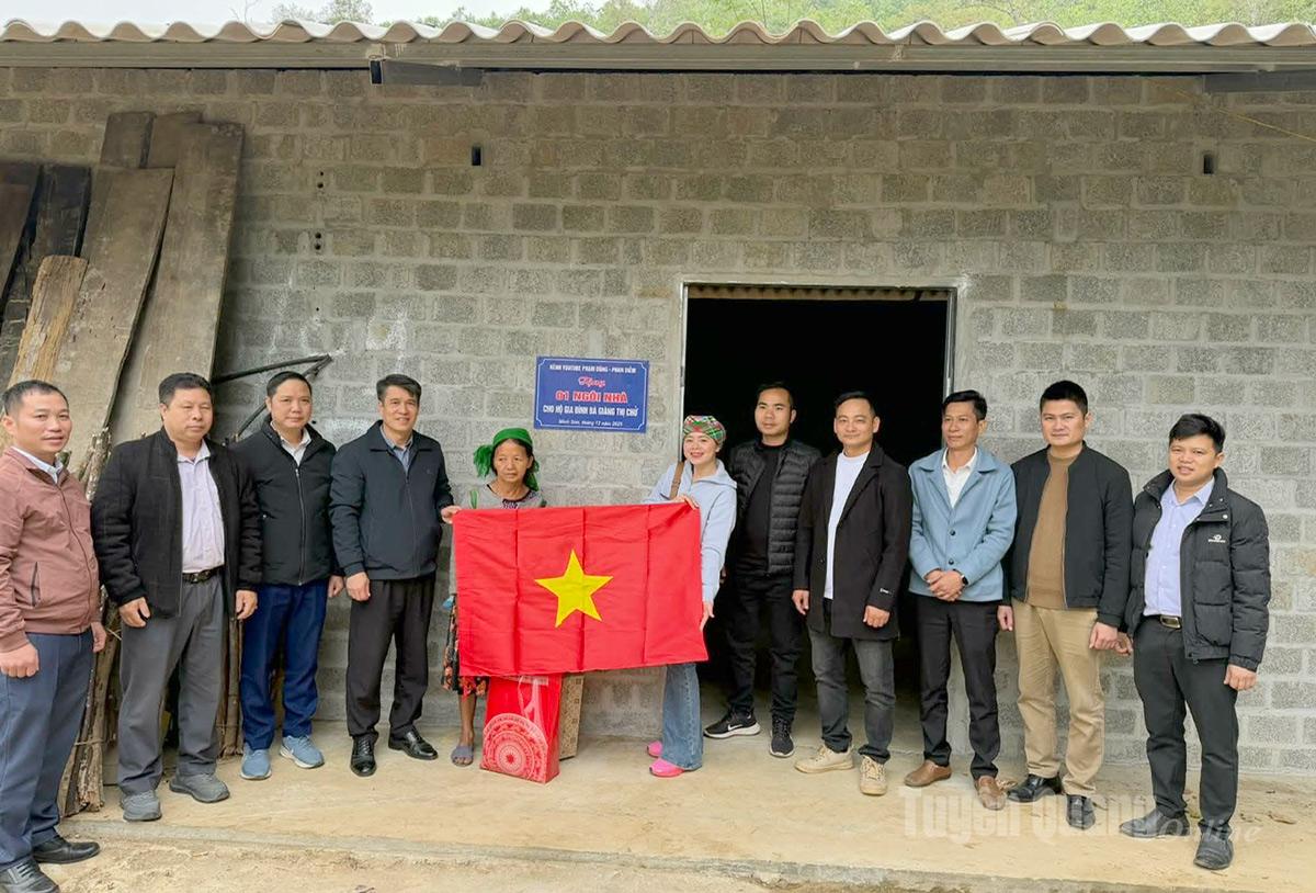 Lãnh đạo Ban Tuyên giáo và Dân vận Tỉnh ủy, xã Minh Sơn
cùng các nhà tài trợ trao hỗ trợ làm nhà cho gia đình chị Giàng Thị Chứ, thôn Kho Là, xã Minh Sơn.