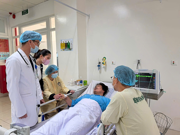 Dankzij de tijdige behandeling en toegewijde zorg van het Da Nang Ziekenhuis is patiënt Kim J.H. hersteld en ontslagen. Nhờ sự cứu chữa kịp thời và chăm sóc tận tình của BV Đà Nẵng, bệnh nhân Kim J.H đã hồi phục sức khoẻ và được xuất viện.