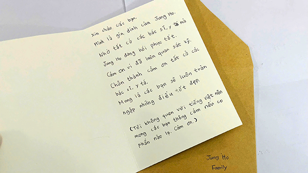 Een bedankbrief van de familie van patiënt Kim J.H. aan het ziekenhuis in Da Nang. Thư cám ơn của người nhà bệnh nhân Kim J.H gửi BV Đà Nẵng.