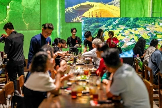 Lawatan semua termasuk berharga 750,000 VND setiap orang dewasa dan 500,000 VND setiap kanak-kanak, termasuk bersiar-siar dan menikmati semangkuk pho istimewa. Bagi pengunjung yang tidak menyertai lawatan, muzium masih menghidangkan pho di kaunter dengan harga 125,000 VND setiap mangkuk. Giá tour trọn gói là 750.000 đồng/người lớn và 500.000 đồng/trẻ em, bao gồm tham quan và thưởng thức tô phở đặc biệt. Với khách không tham gia tour, bảo tàng vẫn phục vụ phở tại quầy với giá từ 125.000 đồng mỗi tô.