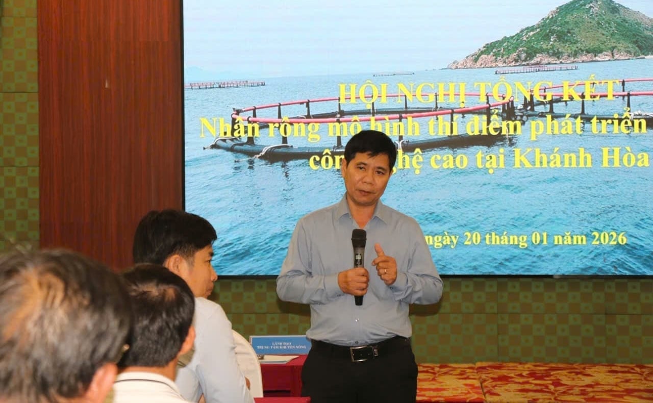 Ông Lê Văn Dũng, Giám đốc Trung tâm Khuyến nông tỉnh Khánh Hòa trả lời các câu hỏi của ngư dân. Ảnh: KS.