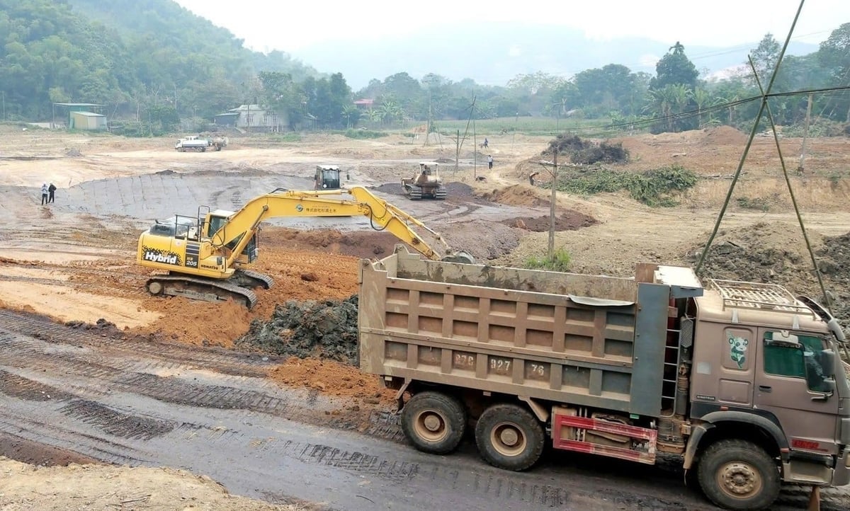 Giải phóng mặt bằng cao tốc Chợ Mới - Bắc Kạn. Ảnh: Quang Linh.