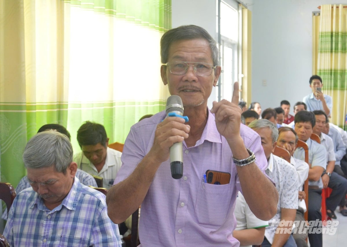 Ông Trần Văn Kim, thành viên Hợp tác xã Nông nghiệp Kênh 3A đặt câu hỏi về các tiêu chí 'xanh, sạch và bền vững' trong sản xuất lúa để tham gia cuộc thi. Ảnh: Trung Chánh.