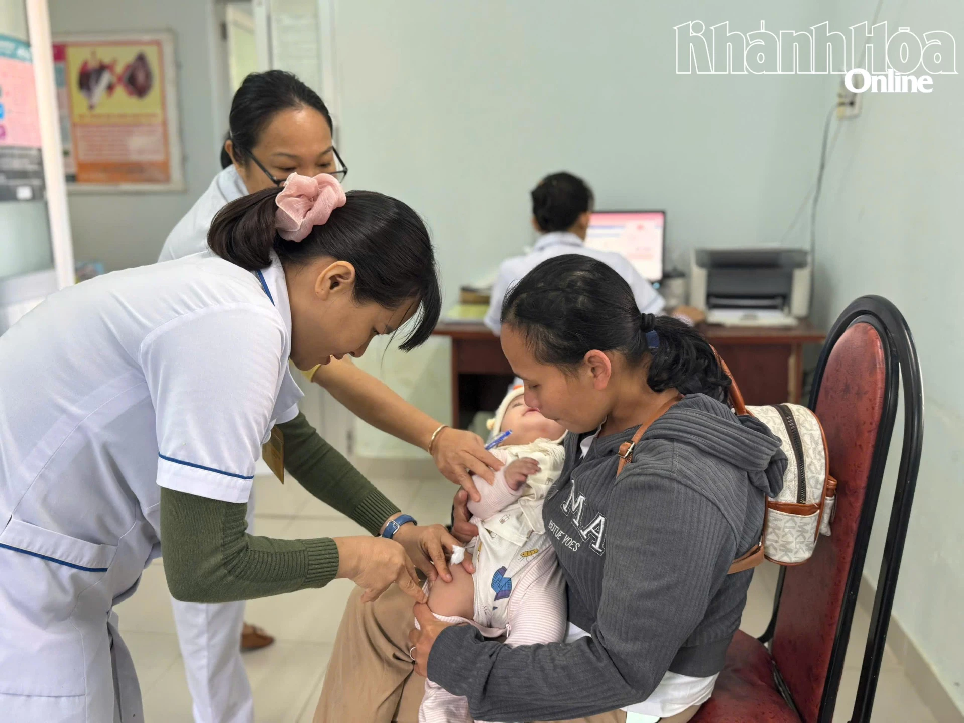 Tiêm vắc xin cho trẻ tại Trạm Y tế Diên Thọ.