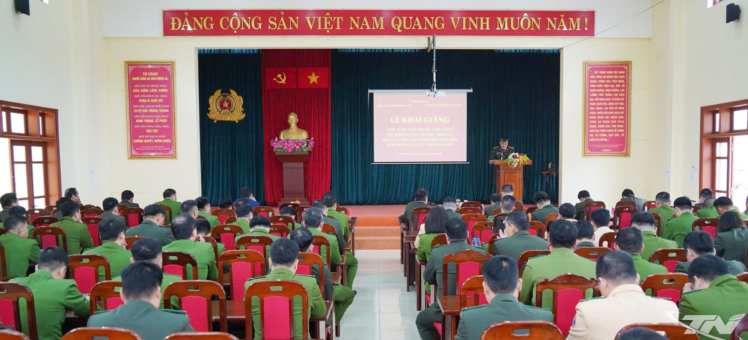 タイグエン省警察署で開催された、第2回非宿泊型中級政治理論研修コースの開会式。