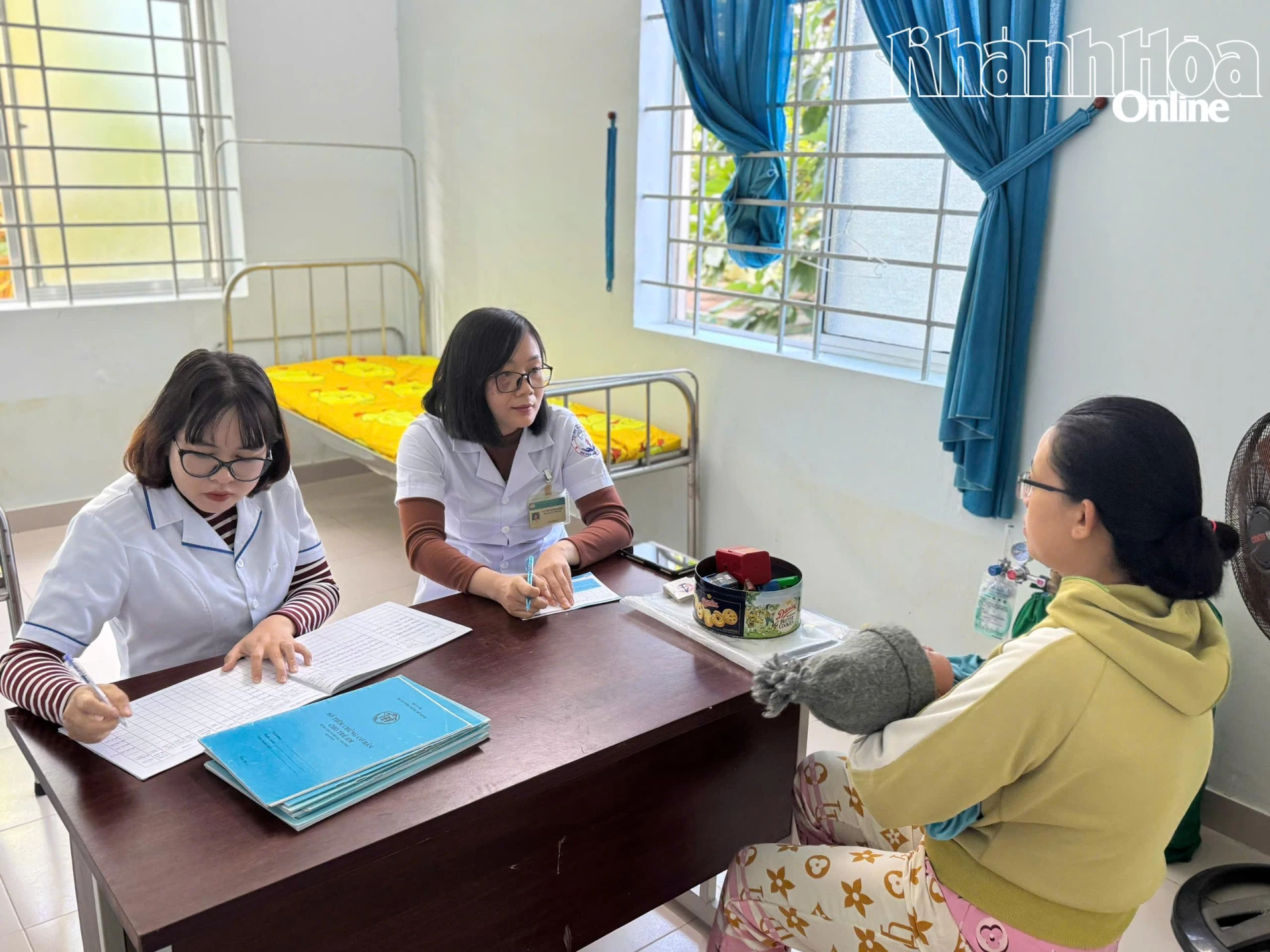 Phụ huynh được cán bộ Trạm Y tế Diên Thọ tư vấn trước khi tiêm chủng cho trẻ.