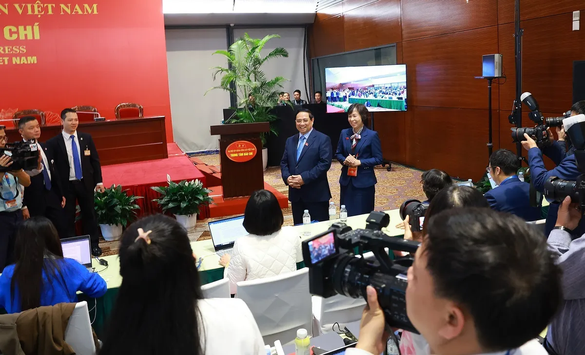 Thủ tướng Phạm Minh Chính thăm, động viên phóng viên báo chí tác nghiệp tại Đại hội XIV- Ảnh 1.
