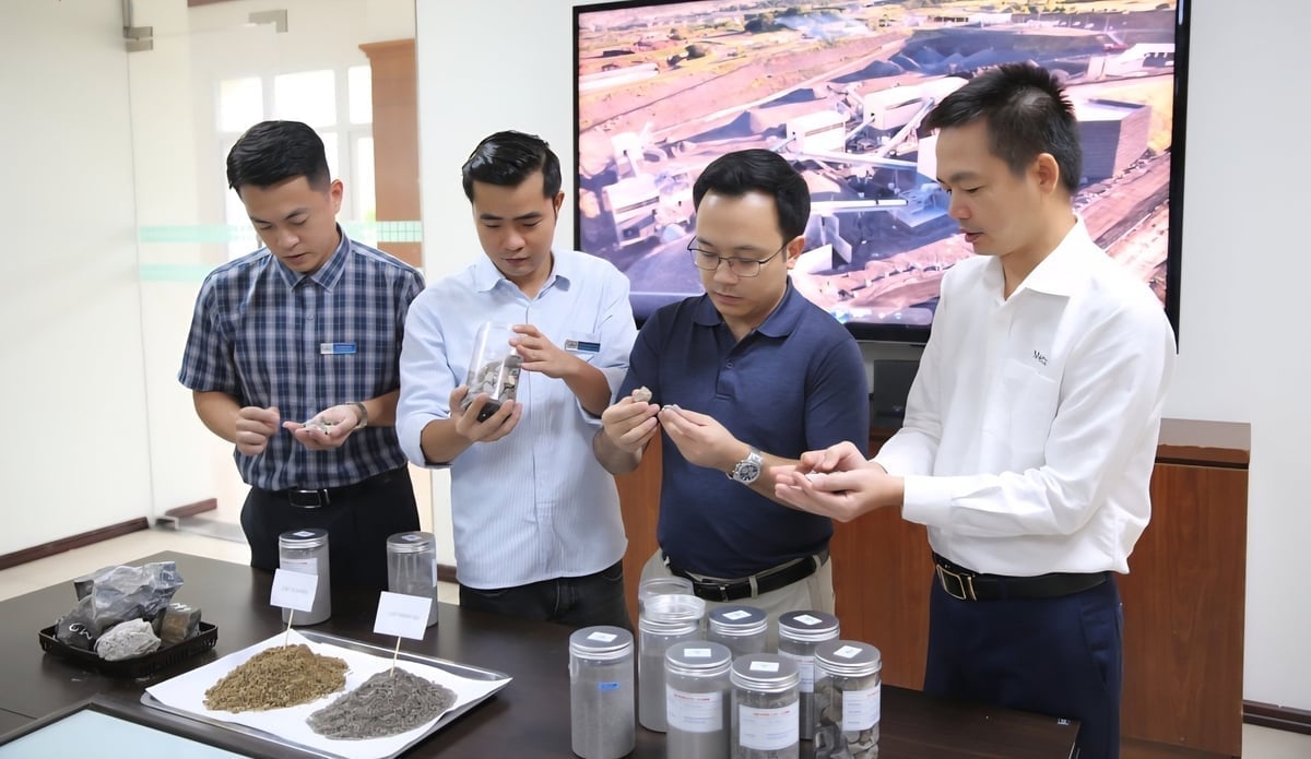 Công ty CP Tập đoàn Indevco cùng đại diện Công ty Metso Việt Nam đánh giá chất lượng thành phẩm cát, đá nghiền sàng từ nguồn đất đá thải mỏ. Ảnh: Cường Vũ.
