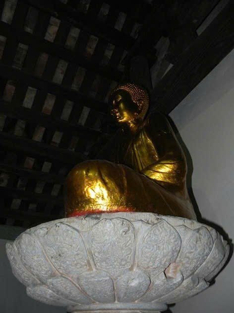 تفاصيل قاعدة تمثال بوذا بزخارف الأسد والتنين من عهد أسرة لي.