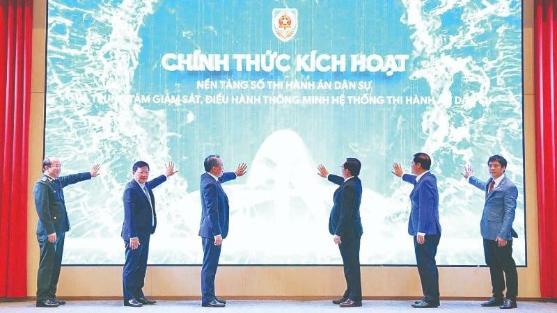 Government leaders, the Ministry of Justice, the Civil Enforcement Management Department, and FPT Technology Group pressed the button to activate and launch the Digital Platform for Civil Enforcement.