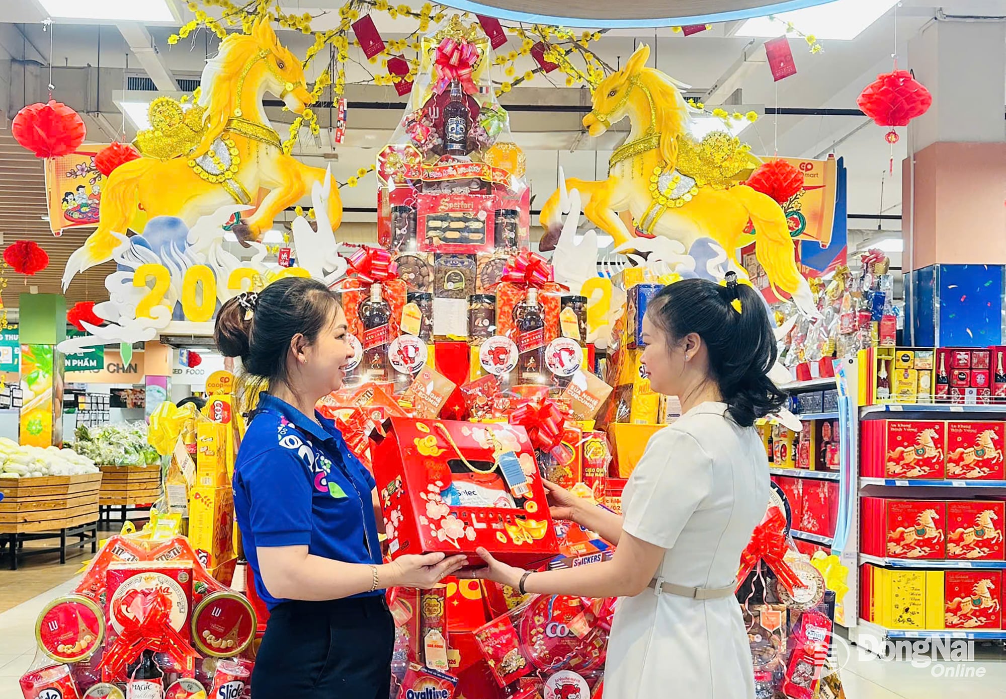 Co.opmart Dong Xoai スーパーマーケット（ドンナイ省ビンフック区）でテトのギフトバスケットを物色する消費者。写真: ミン・グエン