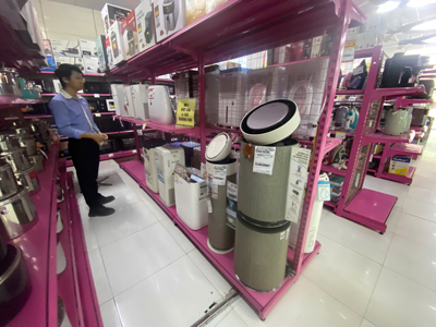 Hanoi è inquinata, i purificatori d'aria sono molto richiesti - Foto 1. Hà Nội ô nhiễm, máy lọc không khí đắt hàng - Ảnh 1.