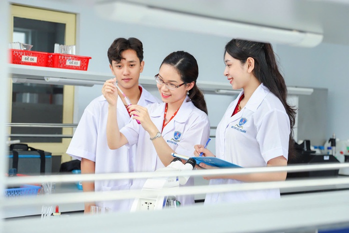 Lần đầu lọt bảng xếp hạng THE, Trường ĐH Nguyễn Tất Thành "ăn điểm" 3 ngành thế mạnh - Ảnh 2.