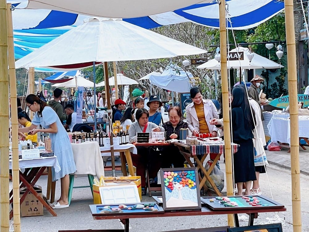 Visita al mercato locale di Tan Thanh, alla scoperta dei sapori del Tet in campagna - foto 2