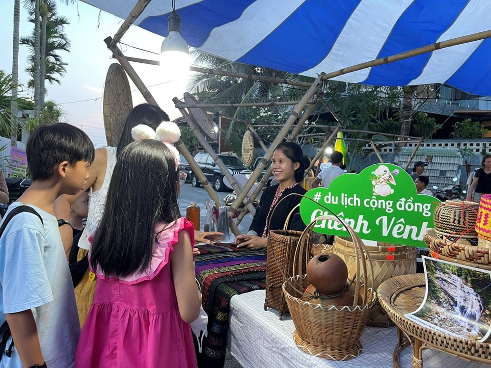 Visita al mercato locale di Tan Thanh, alla scoperta dei sapori del Tet in campagna - foto 4