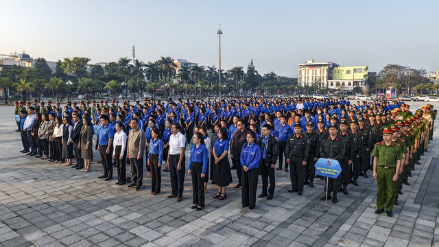 Quảng Ngãi: Hơn 500 đoàn viên thanh niên chào cờ chào mừng Đại hội XIV của Đảng - Ảnh 2.