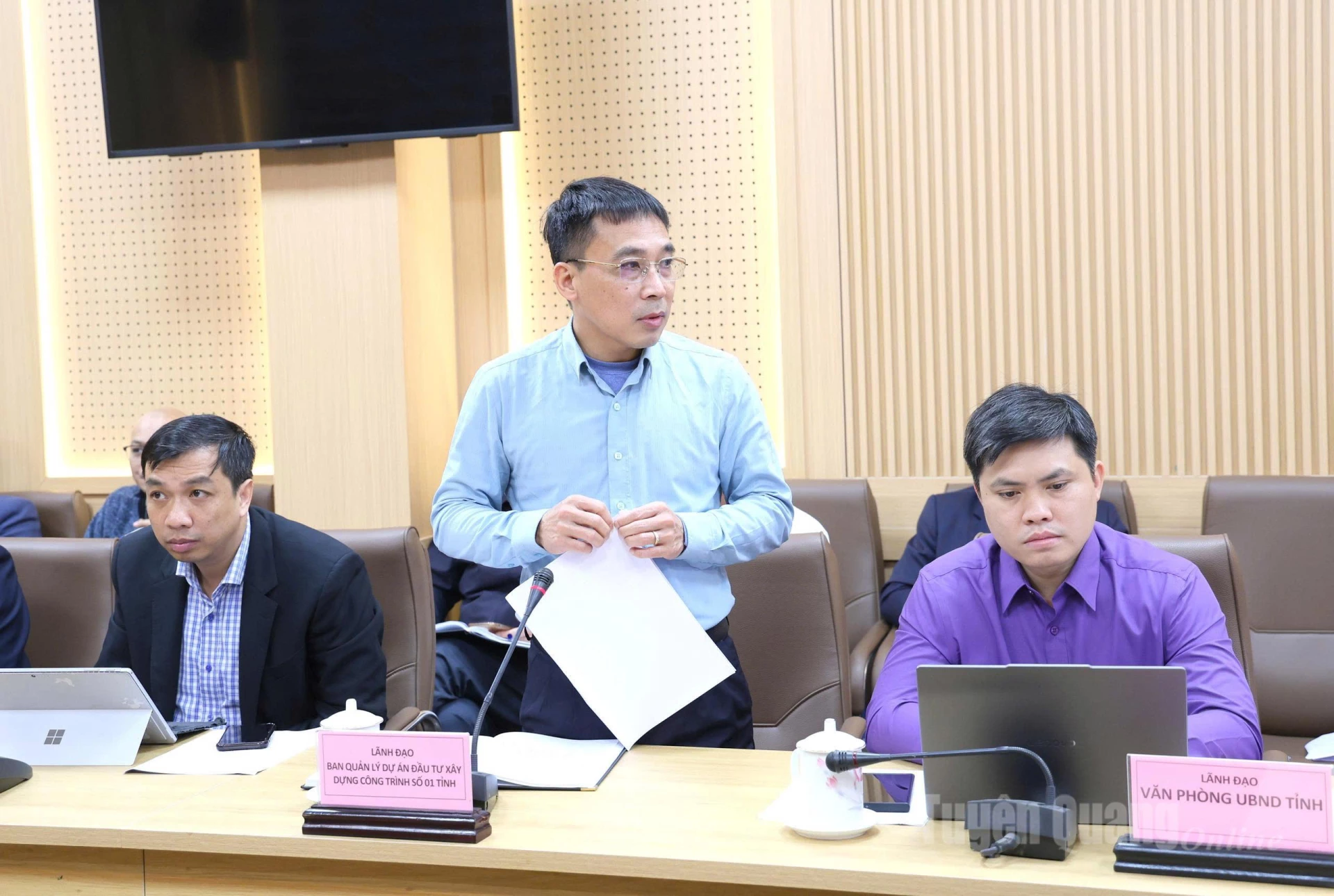 Lãnh đạo Ban Quản lý Dự án Đầu tư xây dựng công trình số 1 báo cáo tiến độ xây dựng các dự án.