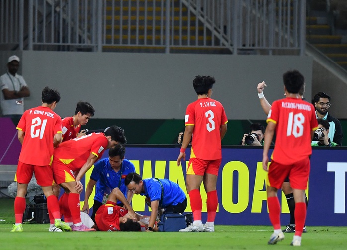 Trung vệ Hiểu Minh sẽ phẫu thuật tại Hà Nội - Ảnh 2.