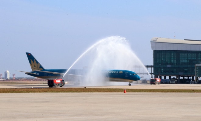 Una cerimonia con getti d'acqua ha accolto il primo volo della Vietnam Airlines, la compagnia aerea di bandiera del Vietnam, atterrato all'aeroporto internazionale di Long Thanh. (Foto: Sy Tuyen/VNA) ttxvnh-cang-hanh-khong-quoc-te-long-thanh.jpg