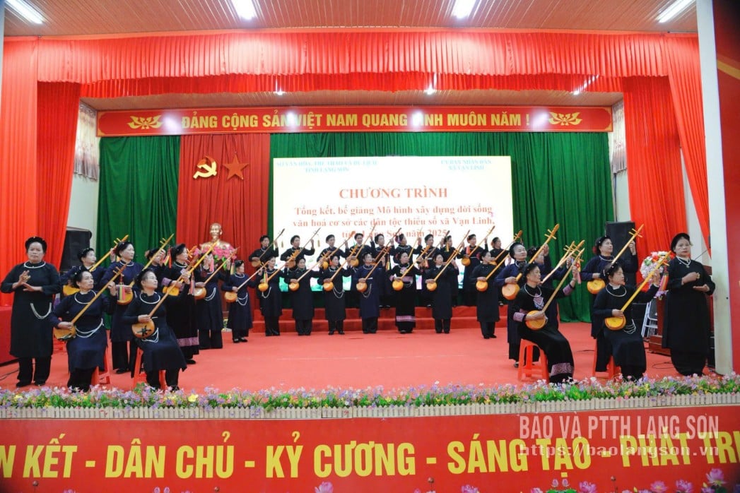Tiết mục hát then, đàn tính do các học viên lớp truyền dạy biểu diễn