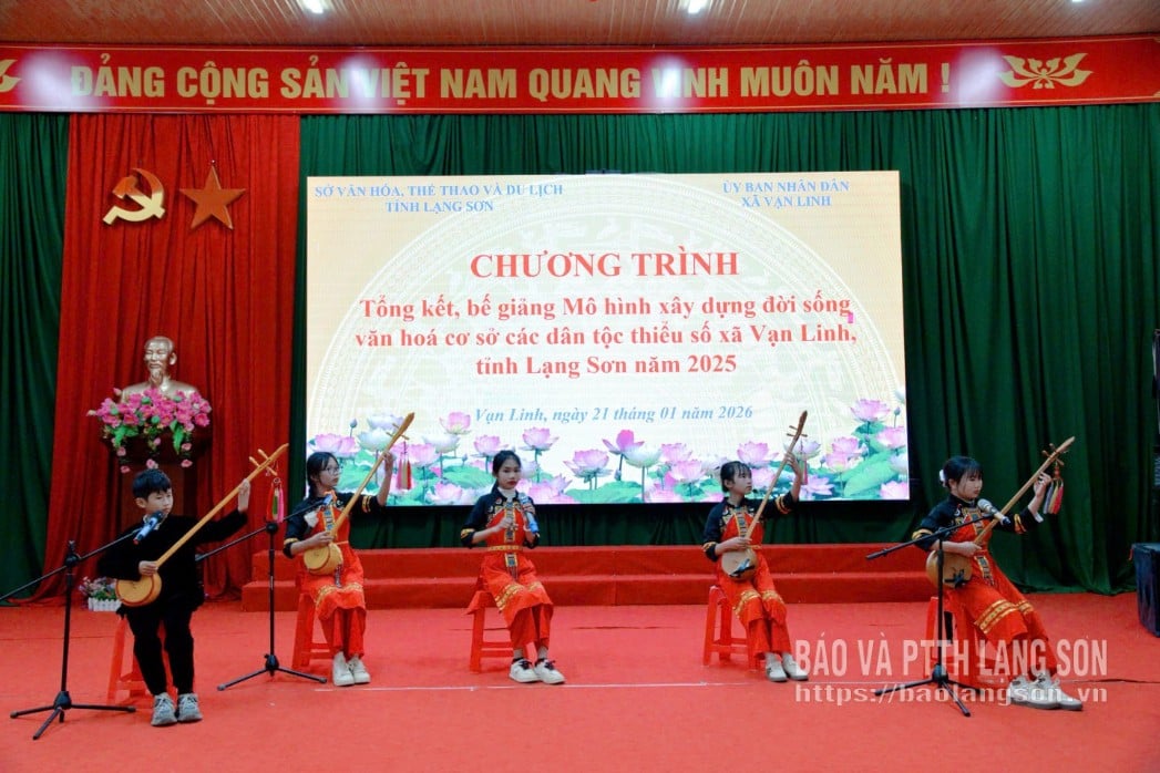 Tiết mục hát then, đàn tính do các học viên nhỏ tuổi lớp truyền dạy biểu diễn