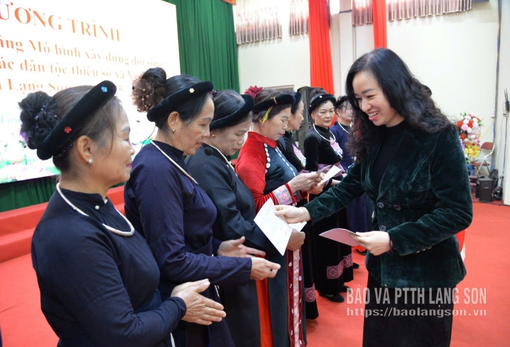 Lãnh đạo Sở Văn hoá Thể thao và Du lịch trao giấy chứng nhận cho các học viên tham gia lớp truyền dạy