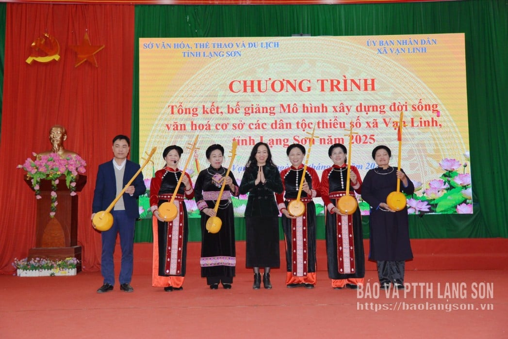 Lãnh đạo Sở Văn hoá Thể thao và Du lịch trao tặng đàn tính cho đại diện lãnh đạo UBND xã và đại diện Câu lạc bộ văn hóa, văn nghệ xã