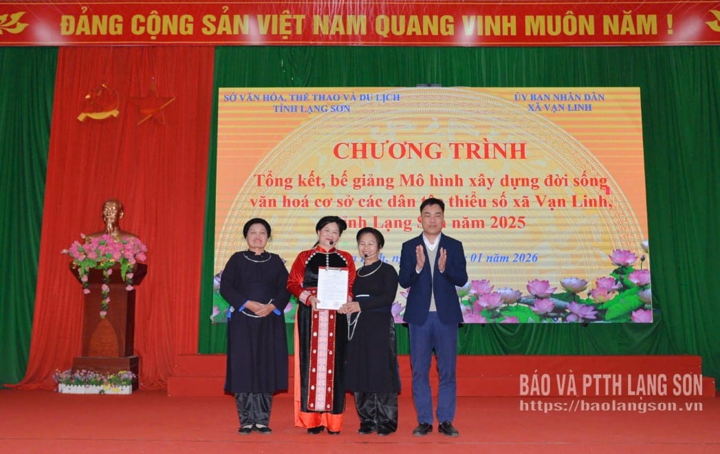Lãnh đạo UBND xã Vạn Linh trao Quyết định thành lập cho đại diện Câu lạc bộ văn hóa, văn nghệ xã