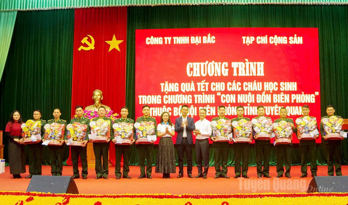 Lãnh đạo Công ty TNHH Đại Bắc và Tạp chí Cộng sản trao quà Tết cho 12 đồn biên phòng trên địa bàn tỉnh.
