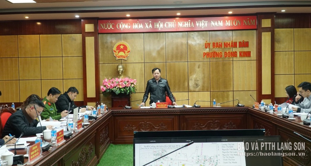 El líder del Comité Popular del Barrio Dong Kinh habla en la reunión.