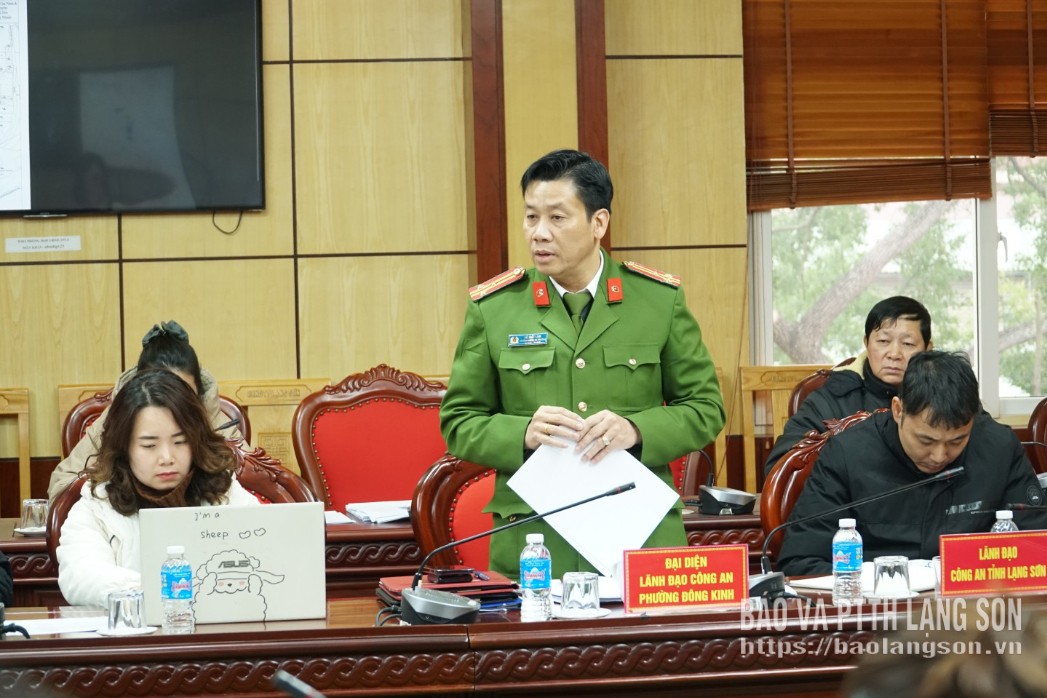 El líder de la policía del barrio Dong Kinh contribuyó con sus opiniones en la reunión.